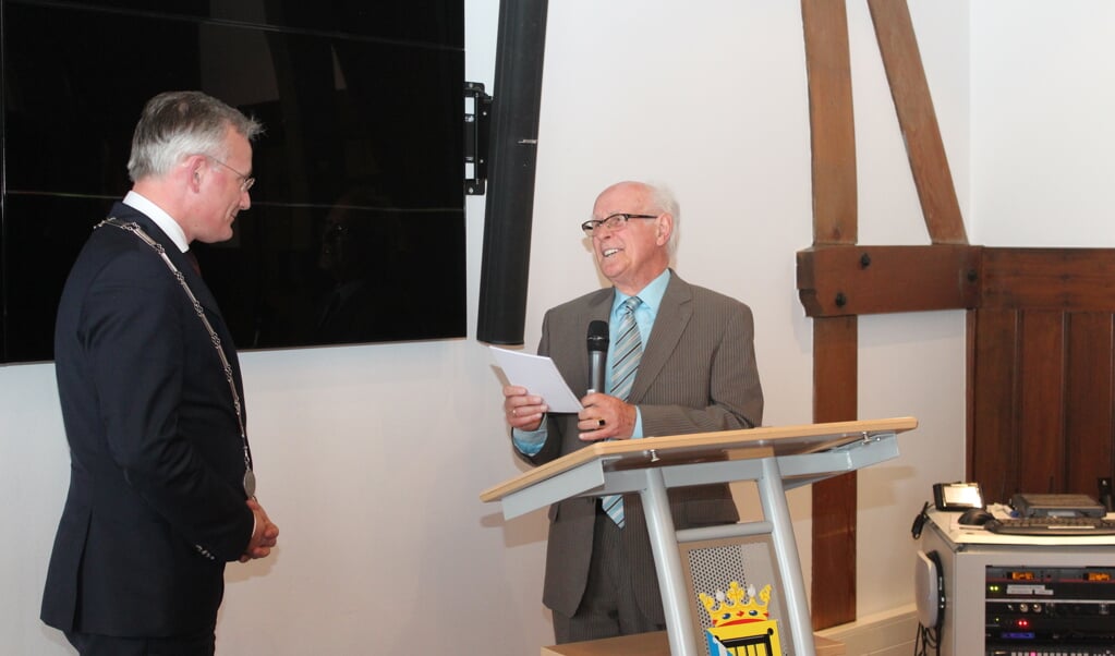 Piet Steegman overhandigde een eerste exemplaar aan Platform-lid Arjen Gerritsen, die als burgemeester van De Bilt het eerste exemplaar in ontvangst nam. [foto Henk van de Bunt]
 
