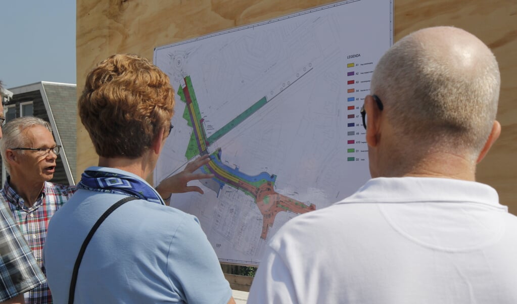 Uitleg over de bypass naar winkel en woonwijk (foto Wim Westland).