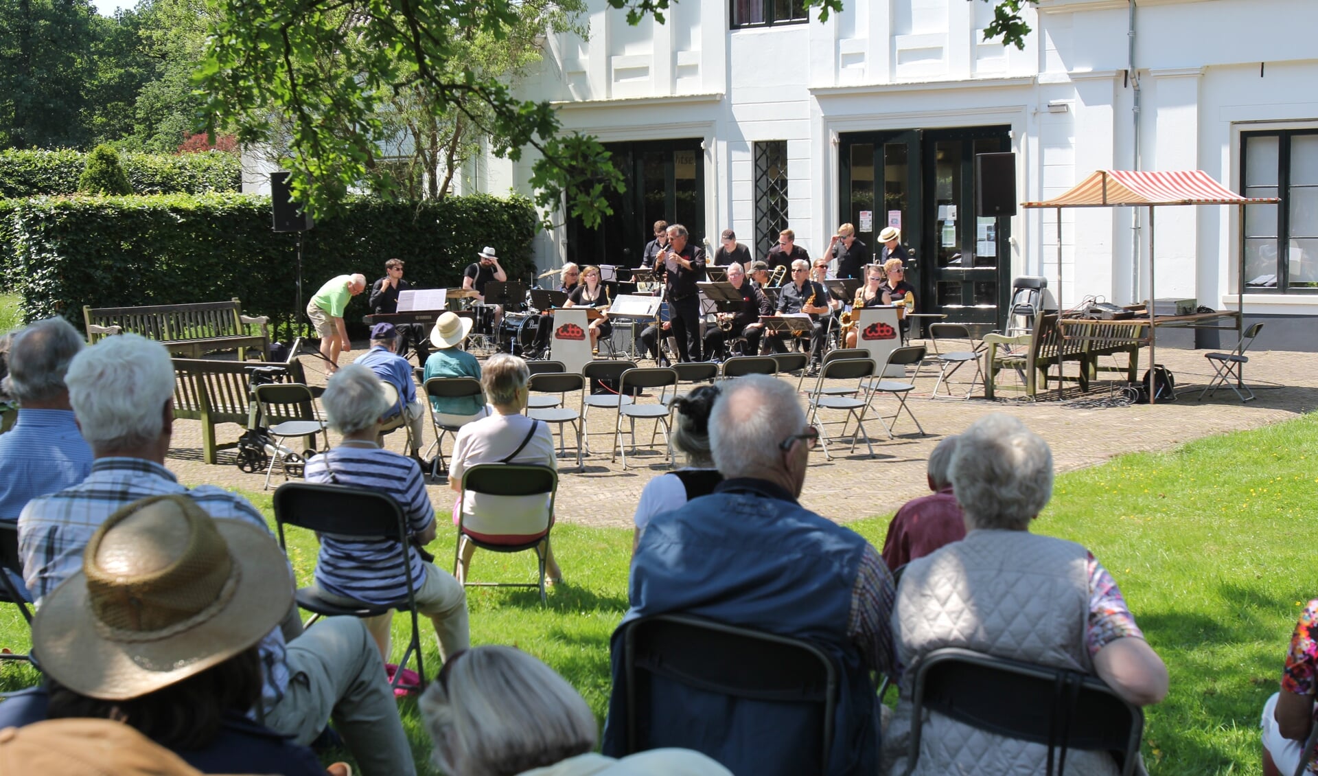 Zo'n 80l toeschouwers genieten van een optreden van de Weathertown Bigband van de Koninklijke Biltse Harmonie o.l.v. Marc van den Bosch. [foto Reyn Schuurman]