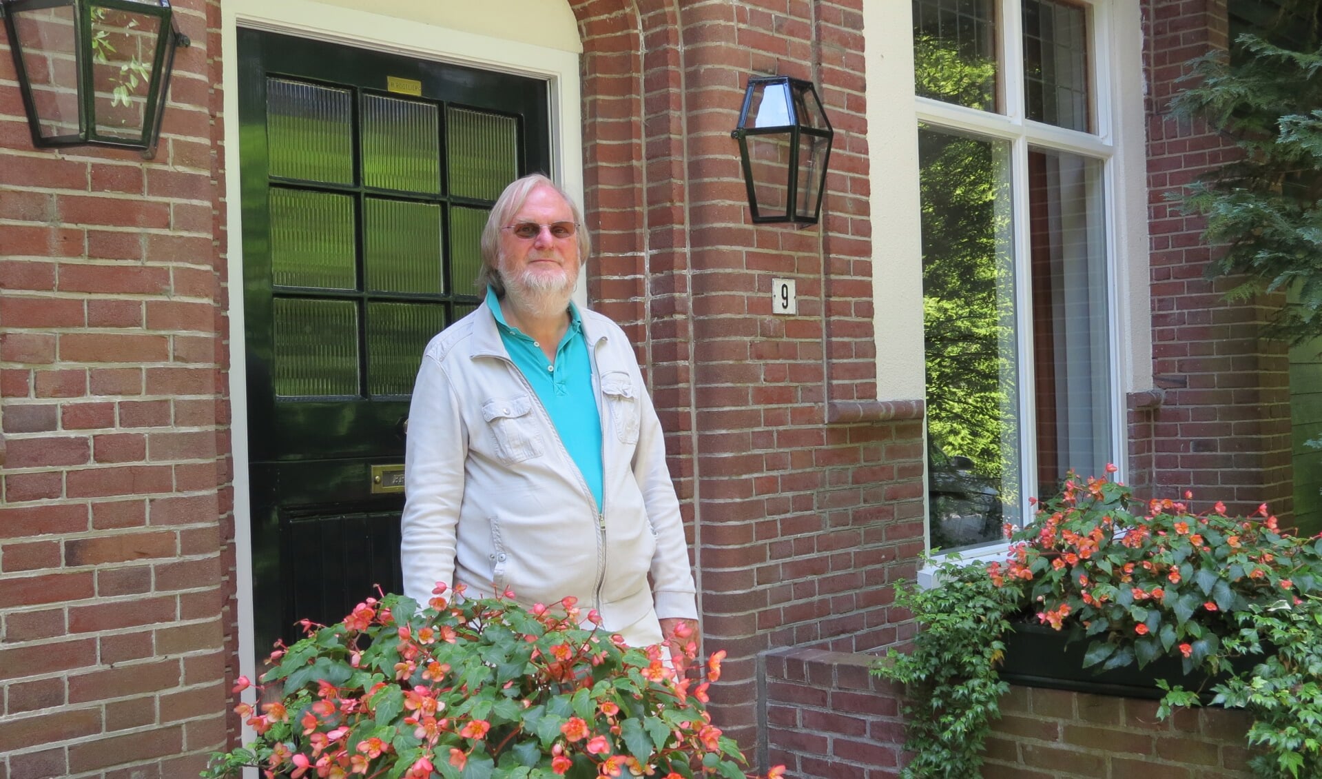 Rob Herber bij de woning aan de Van Ostadelaan in Bilthoven waar Nico Bloembergen opgroeide.