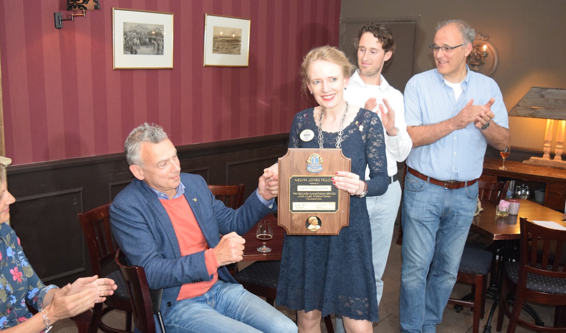 Vincent Cornelissen ontvangt  de Melvin Jones Award uit handen van Margaret Diekhuis.