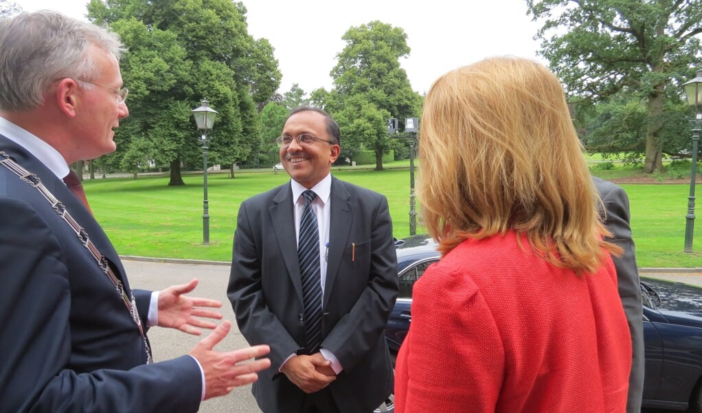 Burgemeester Gerritsen verwelkomt de Indiase ambassadeur op Jagtlust.