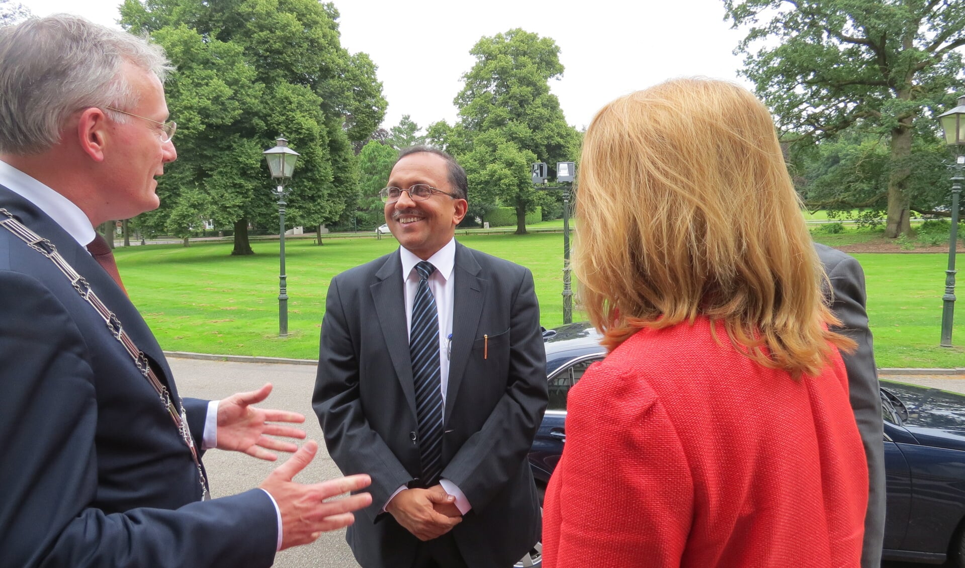 Burgemeester Gerritsen verwelkomt de Indiase ambassadeur op Jagtlust.