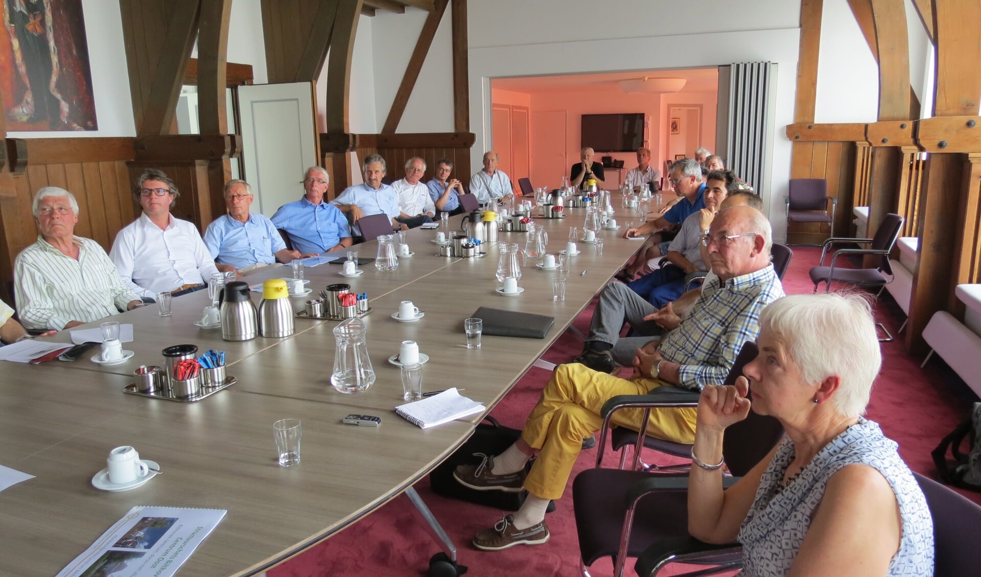 Belanghebbenden en raadsleden van verschillende fracties op 3 juli 2015 in de oude raadszaal van gemeentehuis Jagtlust. [foto Guus Geebel]
