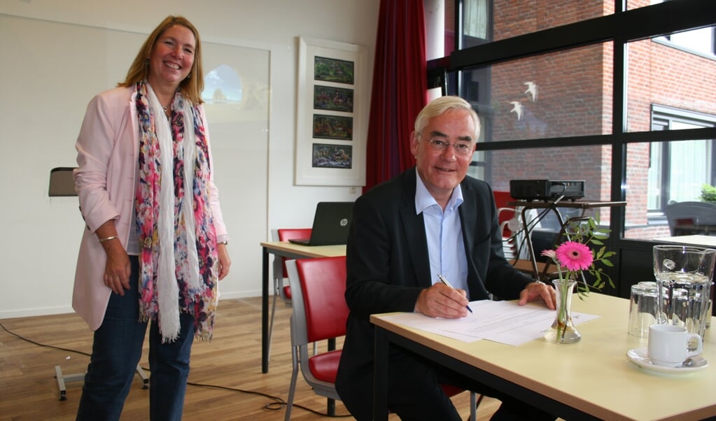Kees Rutten - ROC Midden Nederland tekent het convenant 'De Bilt Verbindt'.