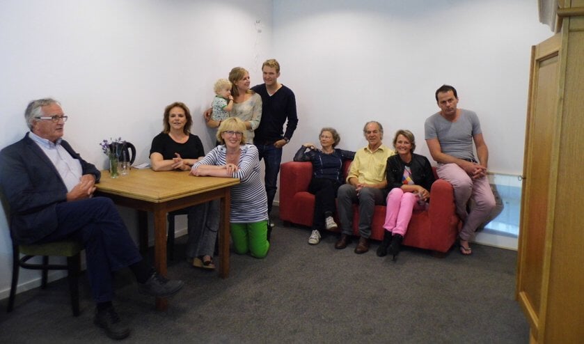 Een aantal leden van het kernteam Essenkamp Helpt in één van de kamers voor een nieuwe buur.