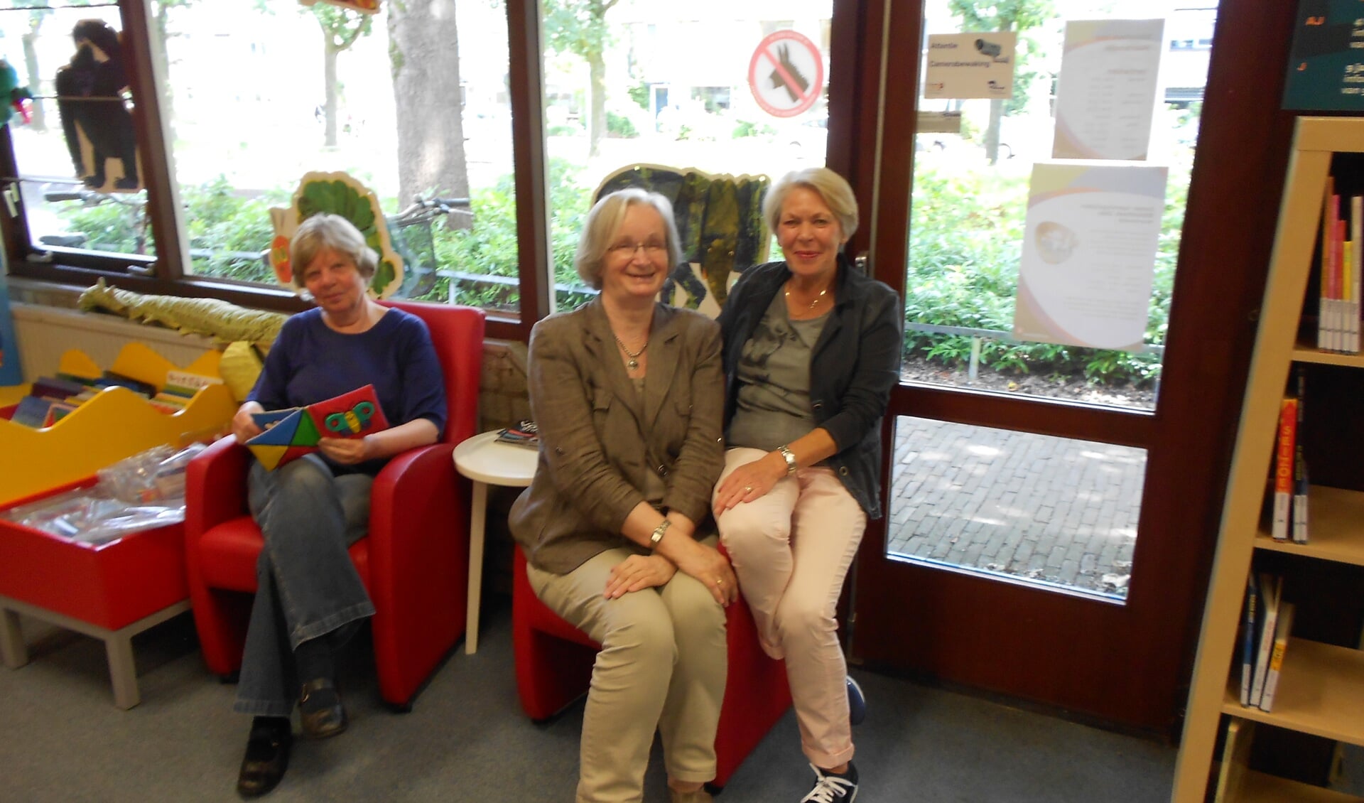 De jubilarissen in de jeugdhoek van de bibliotheek. V.l.n.r.: Hanneke Claessens, Tiny Jansen en Riny Merkus.