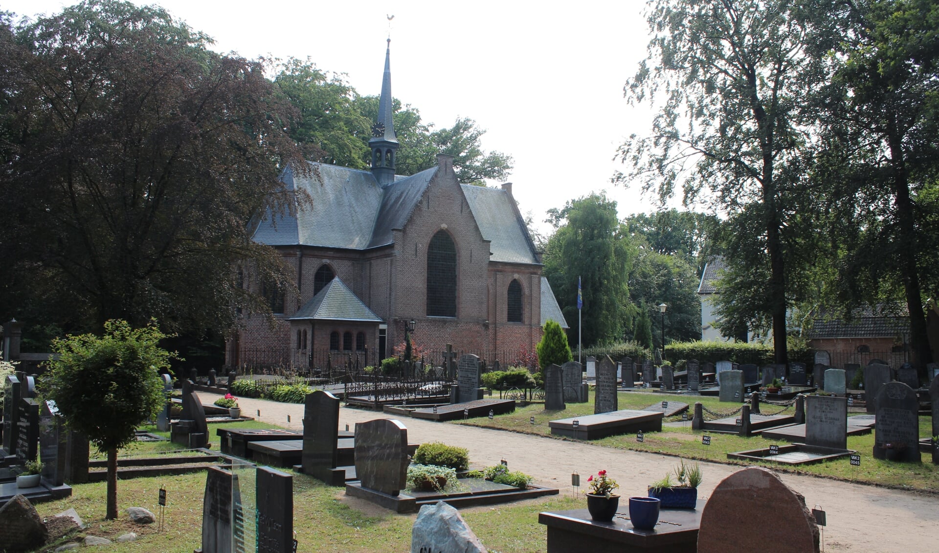Bij de Stulpkerk ligt het kerkhof van Lage Vuursche.