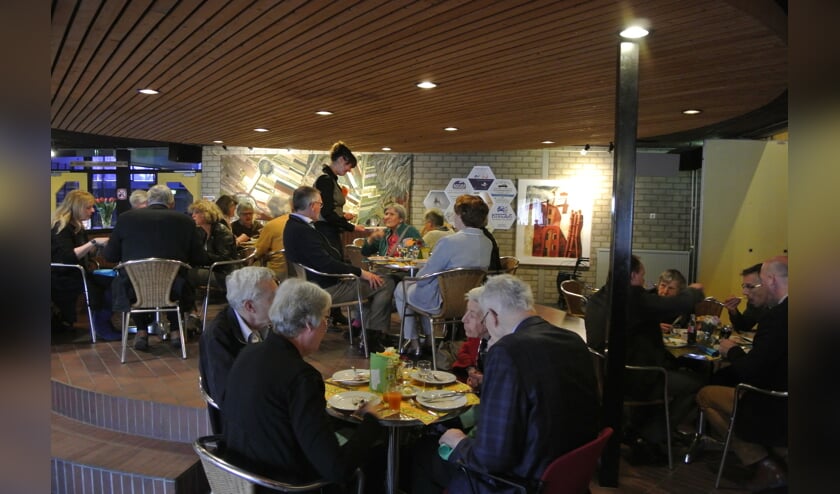 Zaterdag 9 april was het eerste (benefiet-)diner in De Vierstee. Gasten, uit alle kernen van de gemeente, genoten van een viergangenmenu, dat door vrijwilligers met veel zorg was voorbereid. (foto Frans Poot)