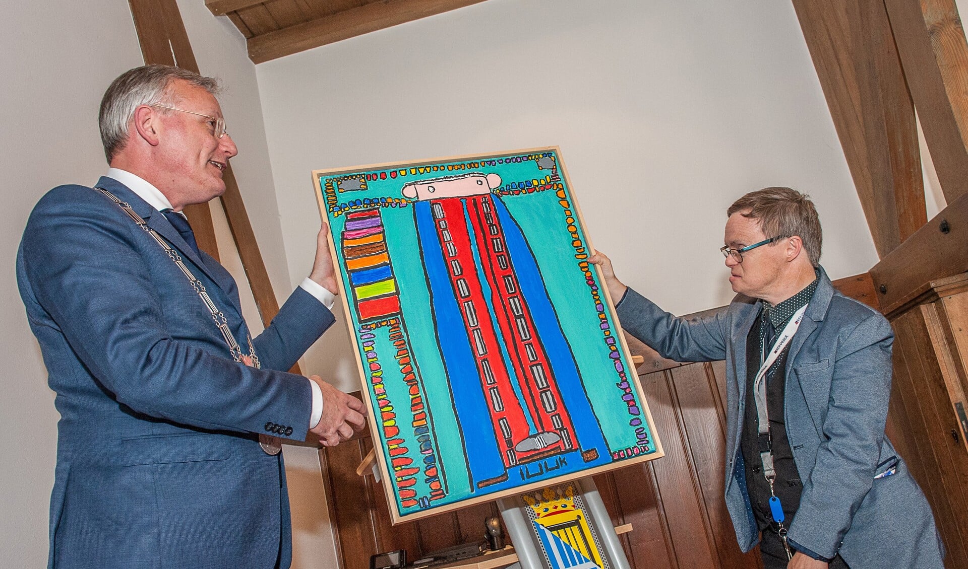 Burgemeester Arjen Gerritsen neemt het kleurrijke portret in ontvangst dat kunstenaar Luuk van der Bult van hem schilderde. (Foto Hans Lebbe/HLP Images)