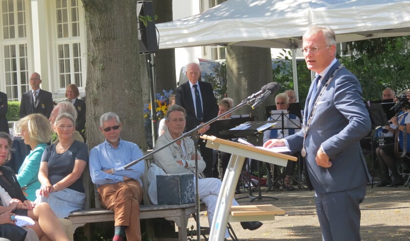 Burgemeester Arjen Gerritsen tijdens zijn toespraak.