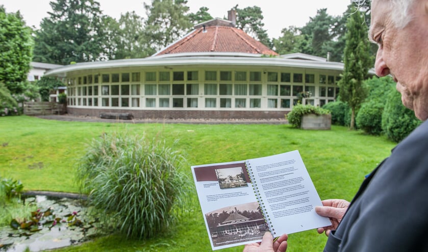 Karel Beesemer voor de voormalige Kees Boekeschool. (foto: Hans Lebbe, OogopDeBilt.nl)