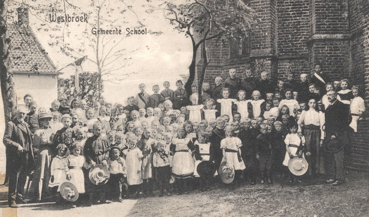 De gemeenteschool van Westbroek was oorspronkelijk openbaar naast de NH Kerk, op de plaats van het huidige Rehoboth. (foto uit de verzameling van Rienk Miedema)