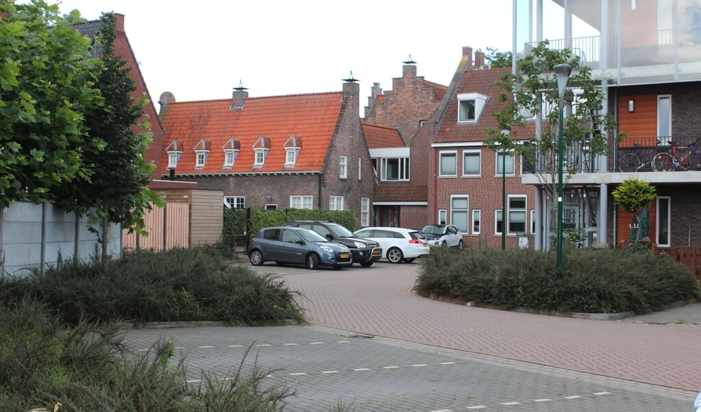 Duidelijk waar de laadpalen bij het oude gemeentehuis van Maartensdijk geplaatst gaan worden.