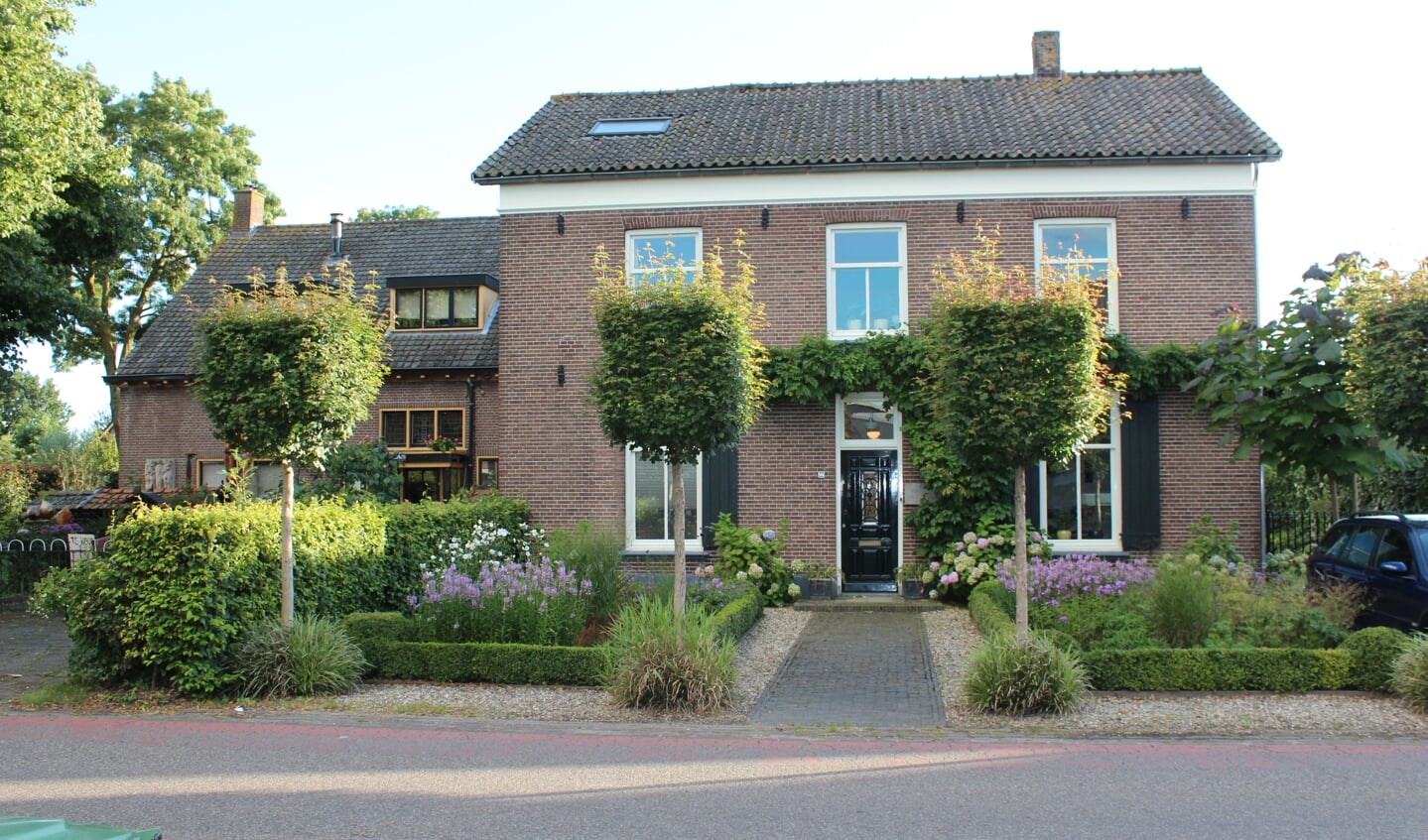 Ook de oude Gereformeerde school  Dr. Welfferweg (22/24) heeft weer een woonbestemming.