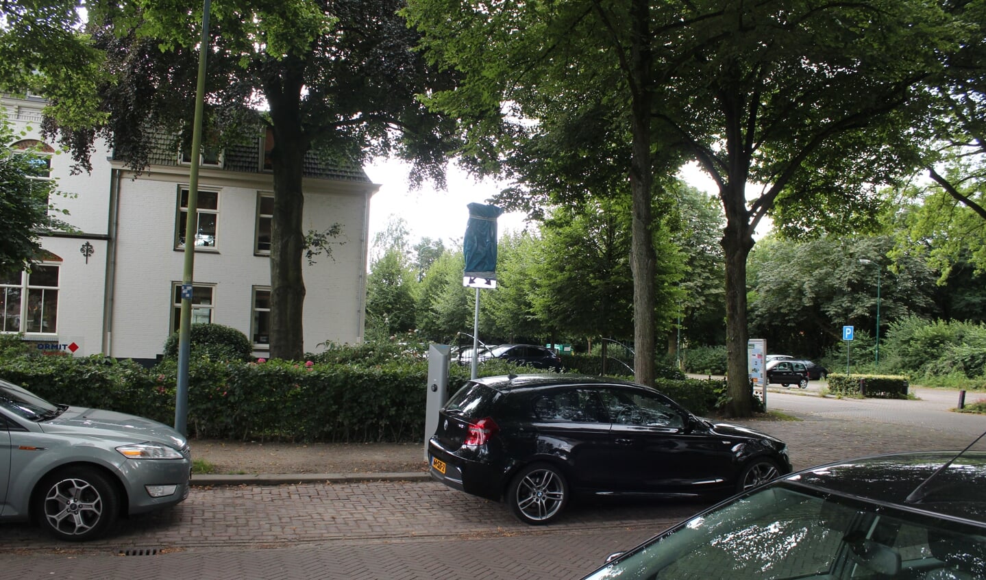 Langs de Dorpsstraat is woensdag 10 augustus het oplaadpunt, hoek Biltsteyn, afgedekt. Het houdt waarschijnlijk verband met de mogelijke verplaatsing van plm. 200 meter naar de locatie op de hoek van Zorgvliet. 