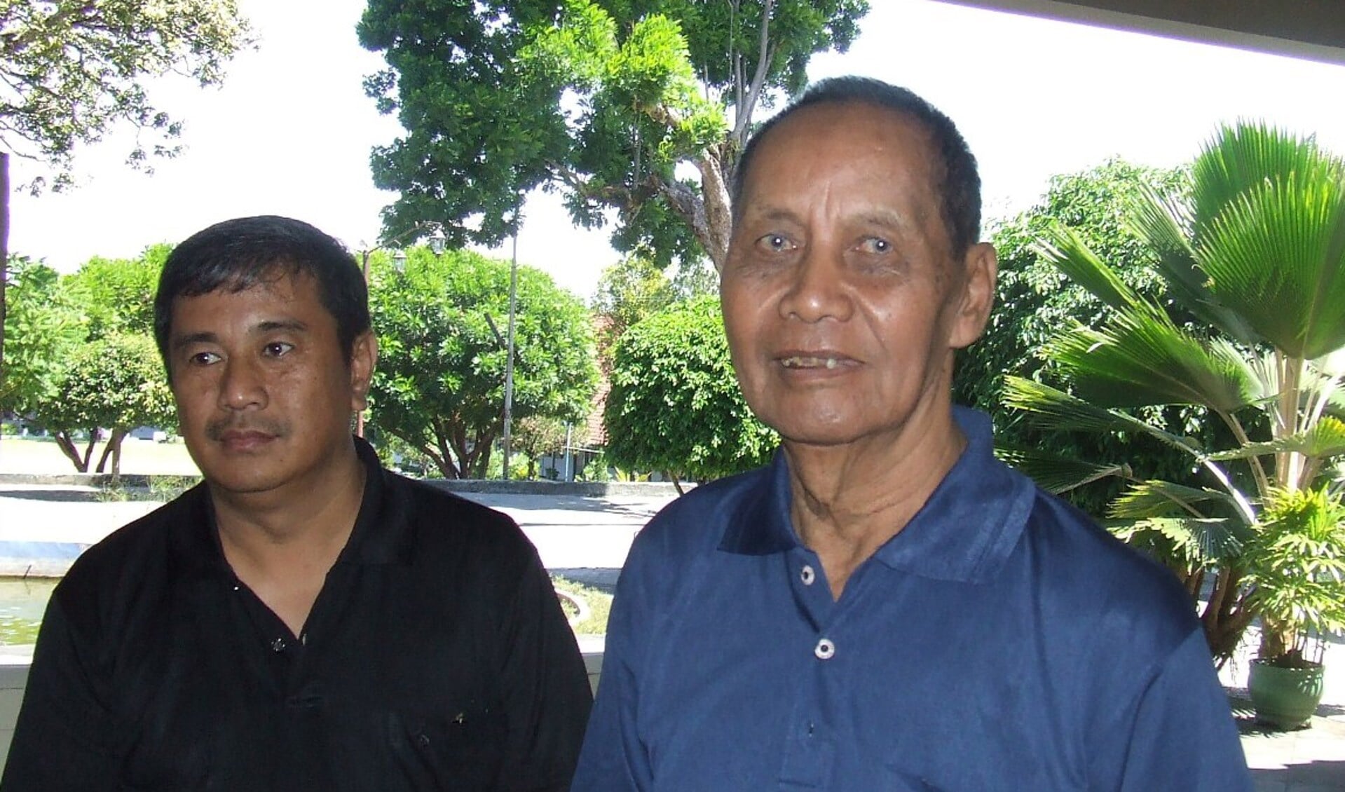 Mas Bambang en oud-schoolhoofd Bapak Franciscus Xaverius Soeprapto.