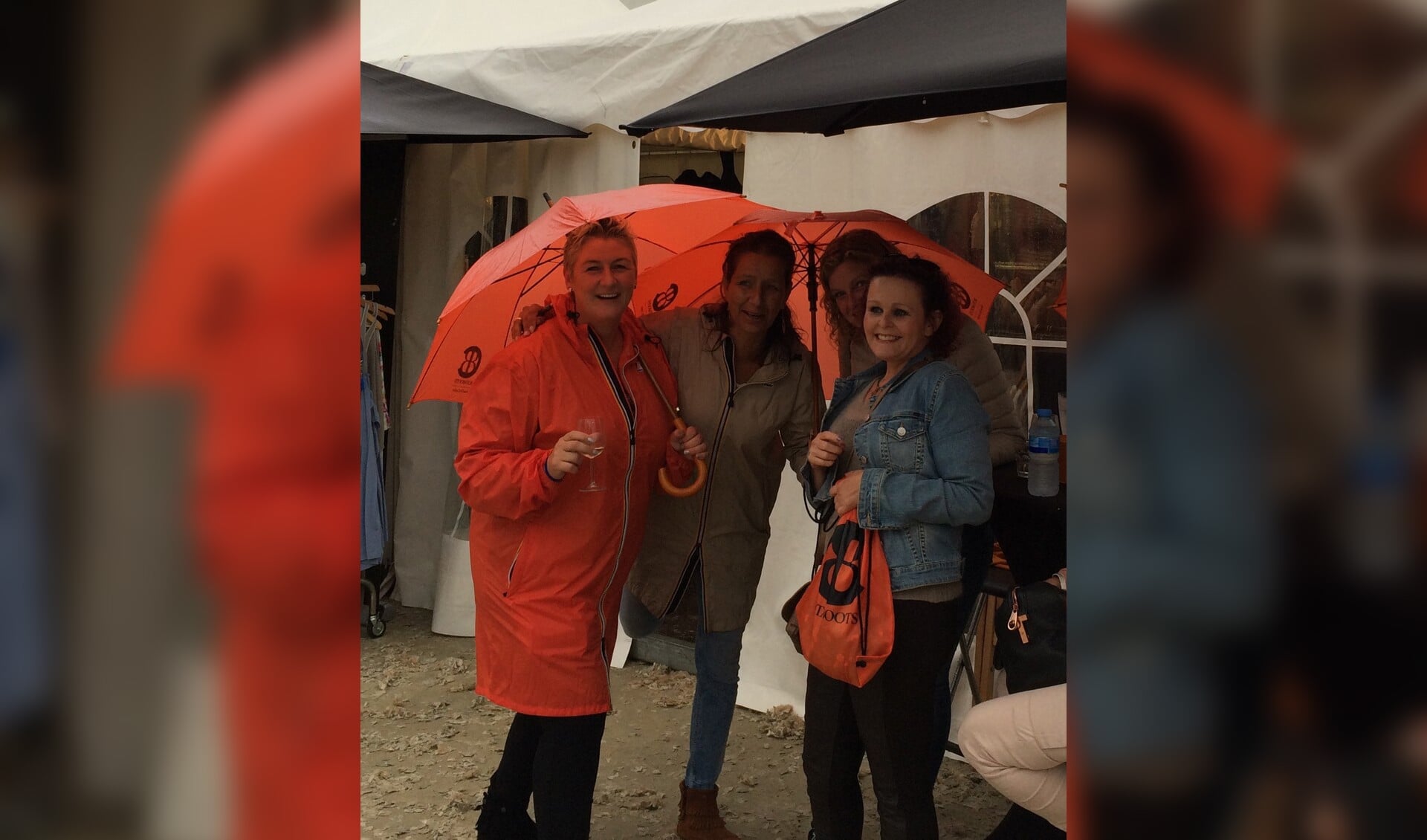 Zoals gebruikelijk in Nederland was het weer wisselvallig. Stralende zon werd af en toe verdreven door een bui. 