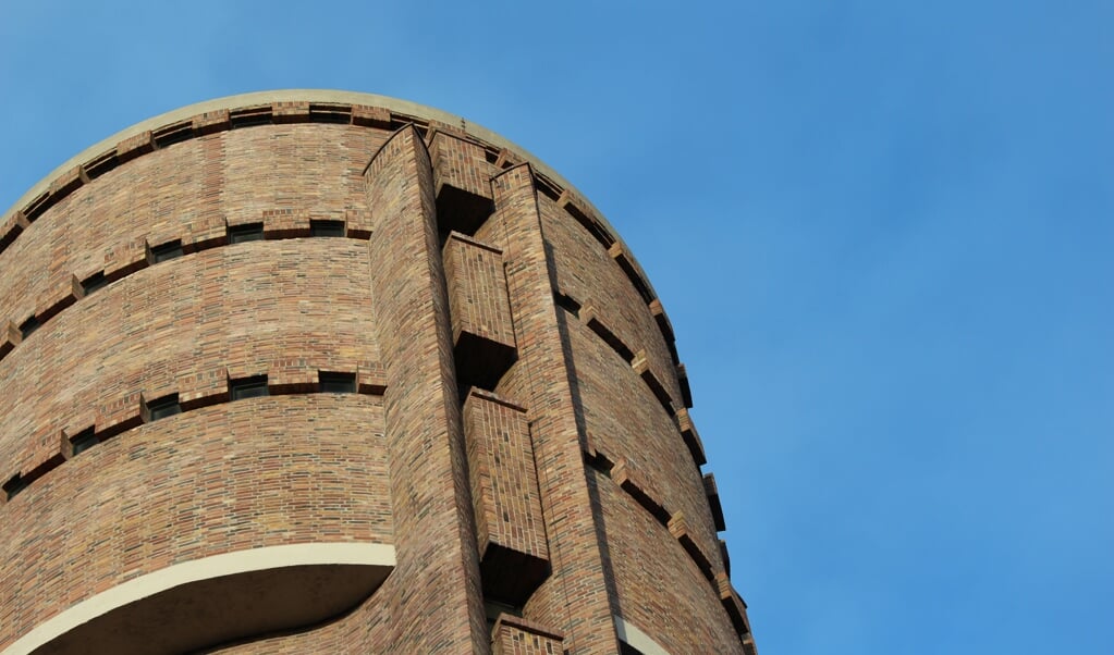 De 42 meter hoge watertoren is kokervormig en voorzien van verschillende kleuren baksteen. De golvende gevels eindigen in uitsparingen waarin kleine raampjes en verticale baksteenelementen verwerkt zijn. 