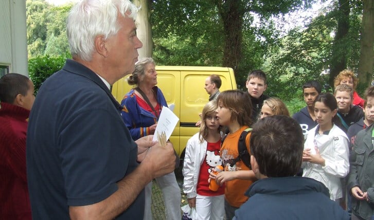 Leerlingen van basisschool De Kievit krijgen tijdens het scholenproject in 2009 op landgoed Vollenhoven van Rienk Miedema te horen wat ze gaan doen.
