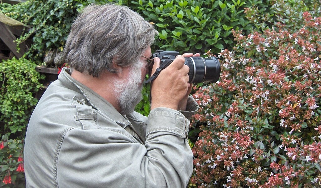 Rob fotografeert in zijn achtertuin. [foto Henk van de Bunt 2007]