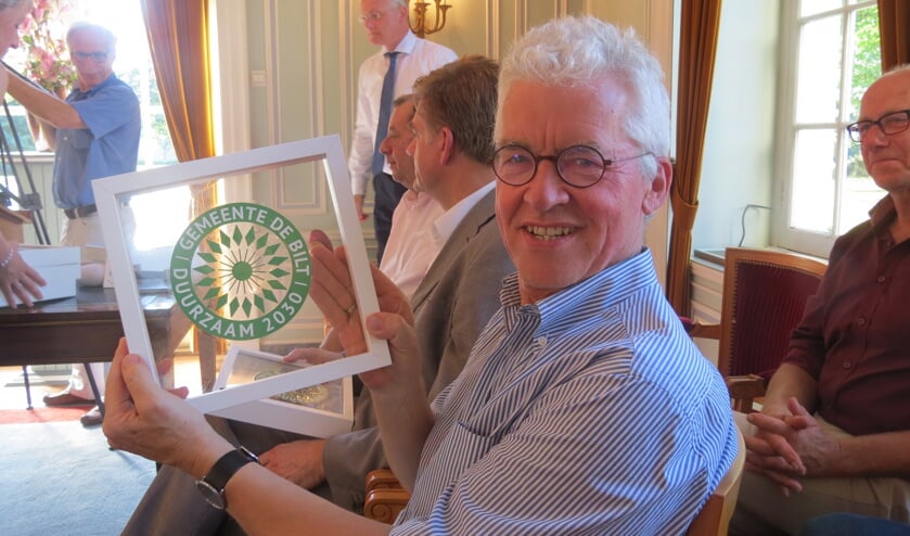 Directeur bedrijfsvoering Jos Heuer van De Werkplaats Kindergemeenschap met het duurzaamheidsymbool.