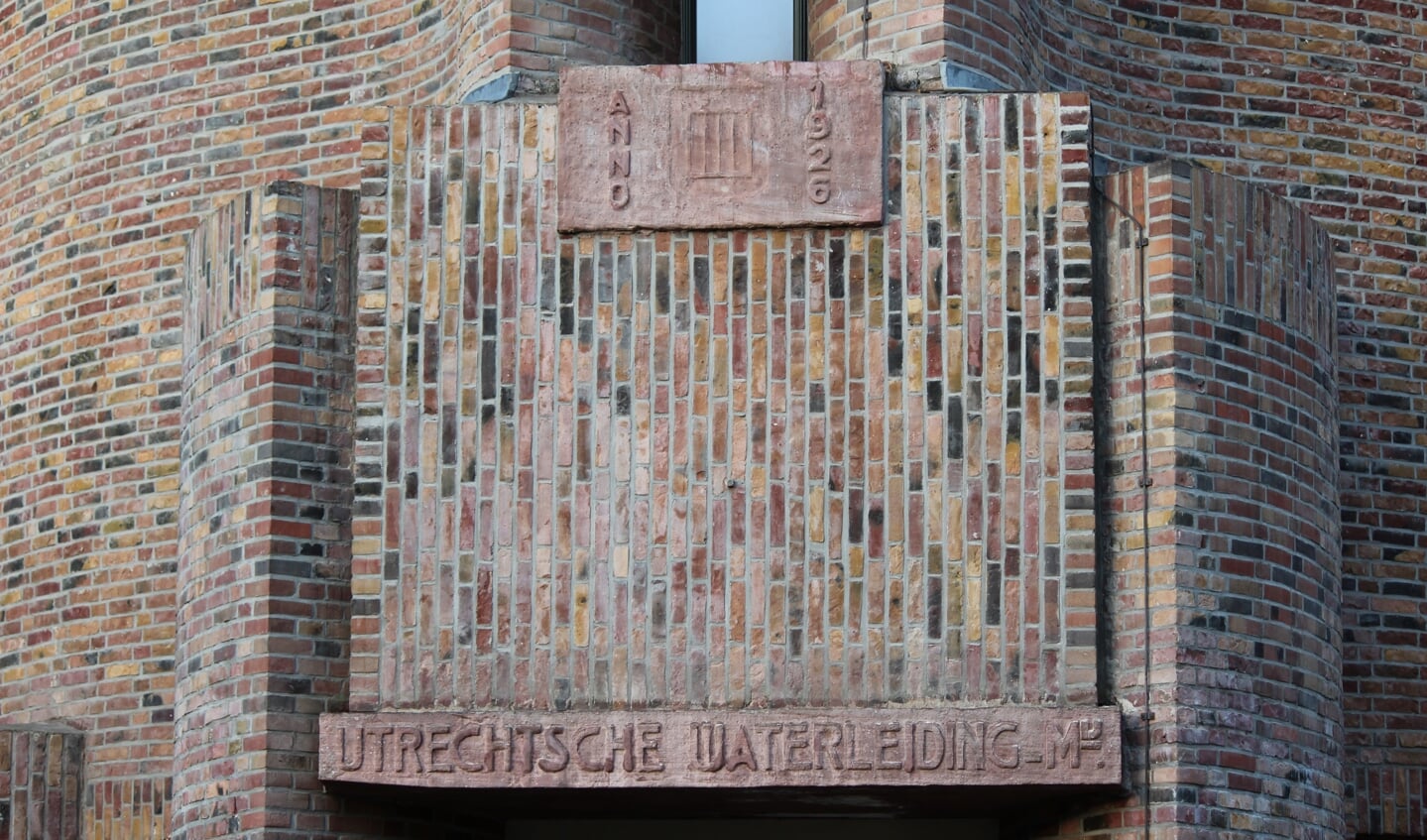 De toren is in 1926 gebouwd in opdracht van de Utrechtse Waterleiding Maatschappij getuige de fraaie gevelsteen boven de ingang.