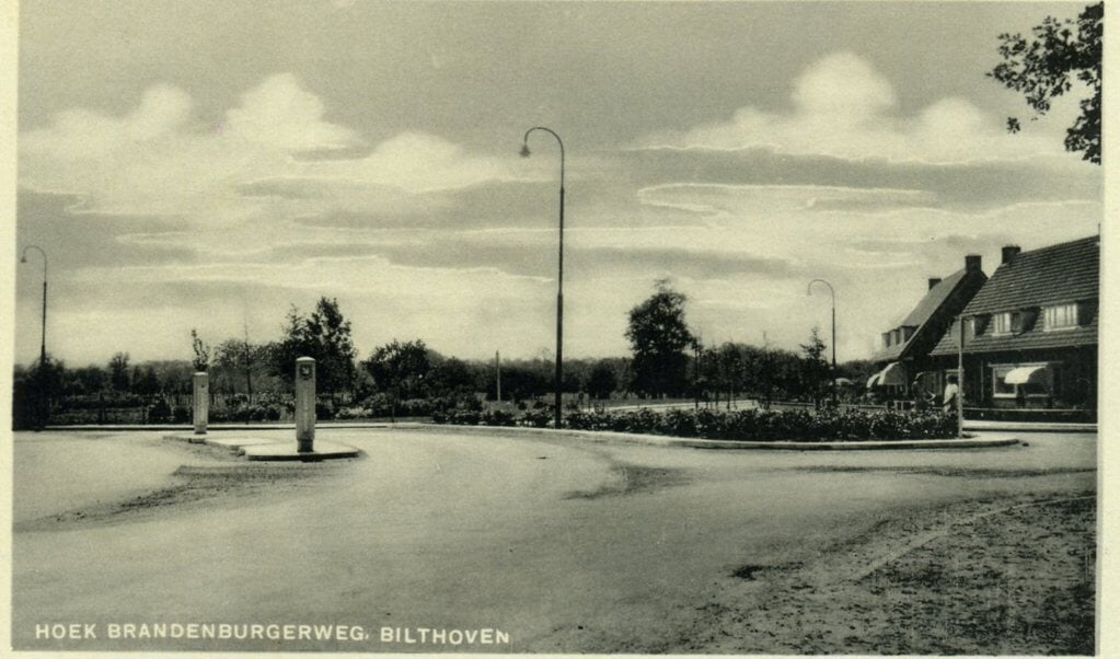 Deze opname uit 1938 toont de bocht vanaf de Hertenlaan naar de Eerste Brandenburgerweg. Rechts ligt de Oude Brandenburgerweg. De huizen rechts liggen aan de Duivenlaan. Onder het wolkendek ligt nog agrarisch gebied.