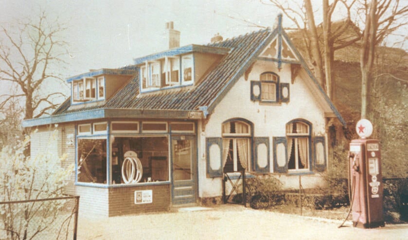 Van oorsprong is dit ‘een oud boerderijtje’, dat ‘vier keer van gedaante is veranderd’. Het pand is voor 1858 gebouwd door aannemer E. Verschuur uit Groenekan. De oostelijke aanbouw betrof de winkel voor verkoop van rijwielen. Van die tijd dateert ook de benzinepomp.