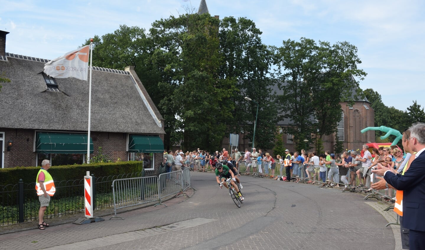 Scheidend burgemeester Arjen Gerritsen was naar Westbroek gekomen om voor de deelnemers te applaudisseren. 