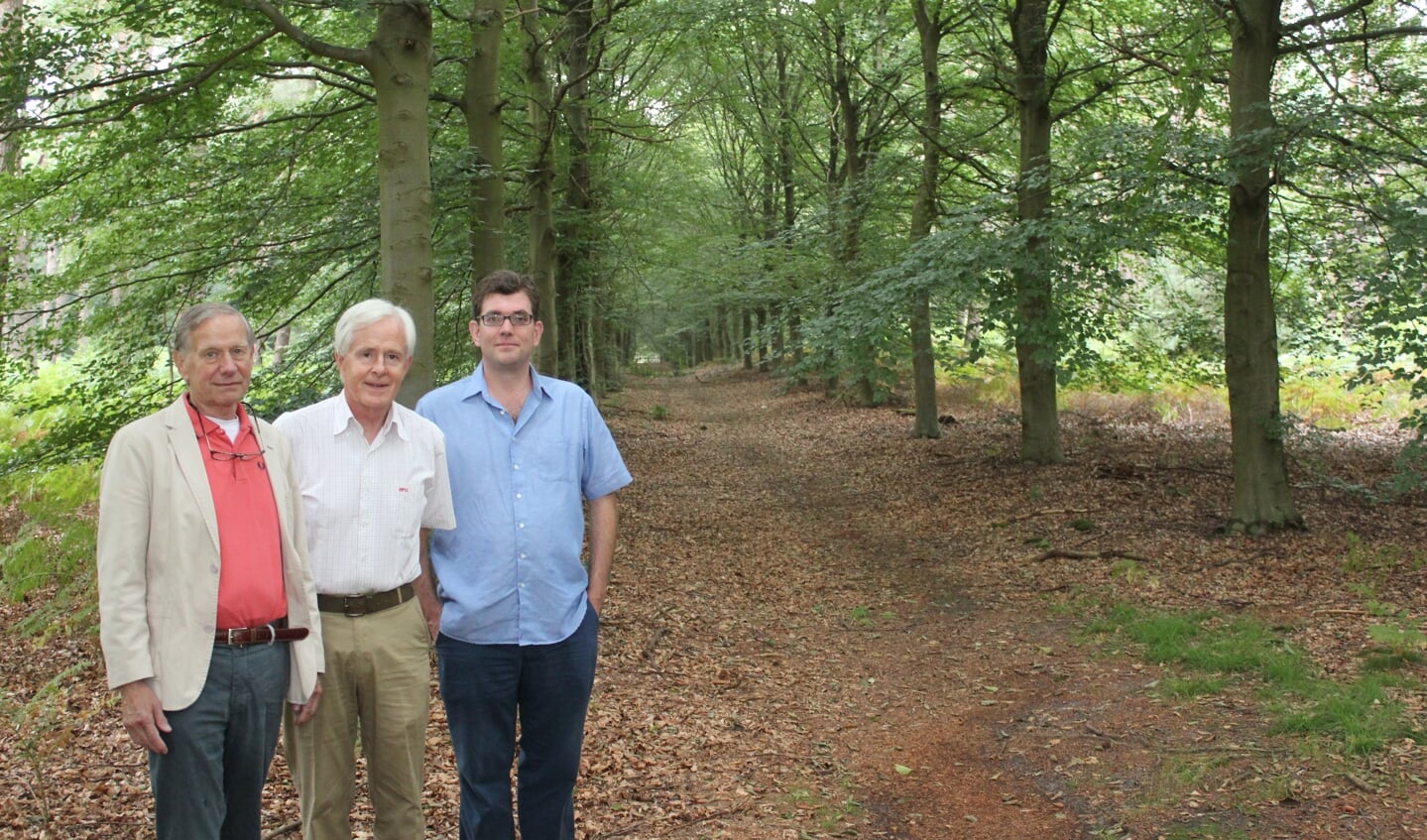 V.l.n.r. Marek Guensberg, George Muijsson en Paul Bosch van Drakensteijn. aan de linker(west-) zijde van deze zichtlaan wil men een dierenbegraafplaats te realiseren.