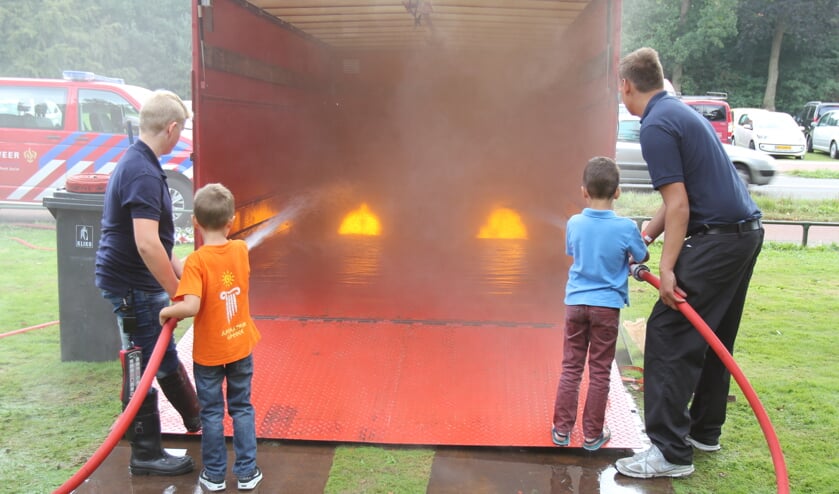 Brandje blussen altijd een gewilde activiteit bij de jeugd.