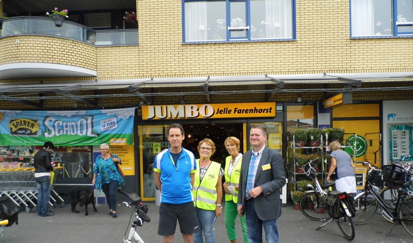 Het bedrag is nog niet bekend, want er zijn ook afspraken gemaakt om nog eens te komen praten, zoals met Jelle Farenhorst van de Maartensdijkse Jumbo tijdens zijn stop op het Maertensplein in Maartensdijk.