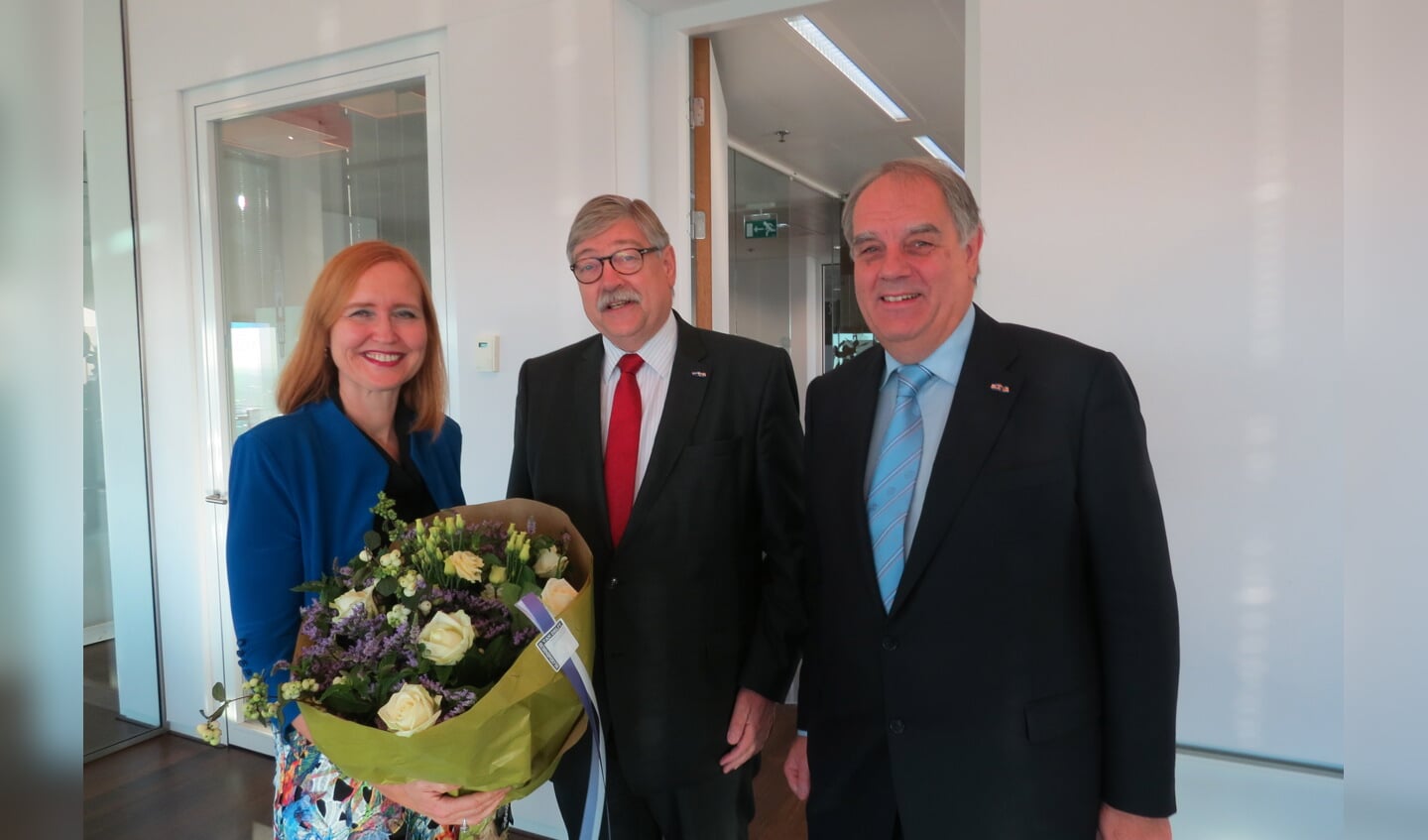 Het burgemeestersechtpaar met de Commissaris van de Koning Willibrord van Beek.