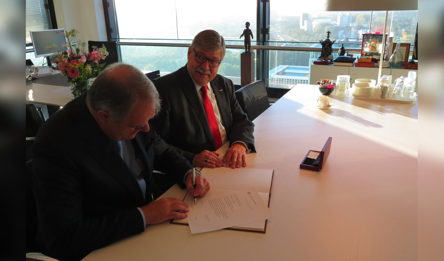Burgemeester Bas Verkerk tekent de benoemingsdocumenten.