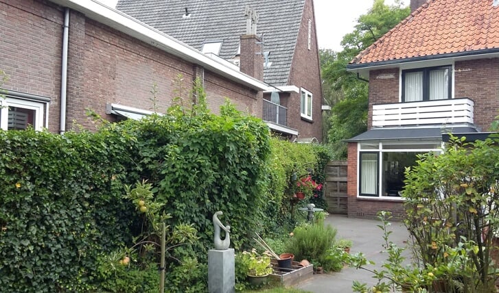 Links het KDV, recht het huis van omwonenden aan de Groen van Prinsterer-weg.