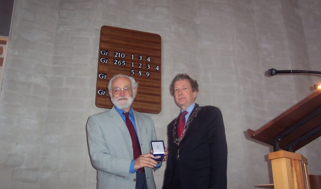 Op 30 april 2006 ontving Dick van Voorst de Chapeau-penning van de gemeente De Bilt.