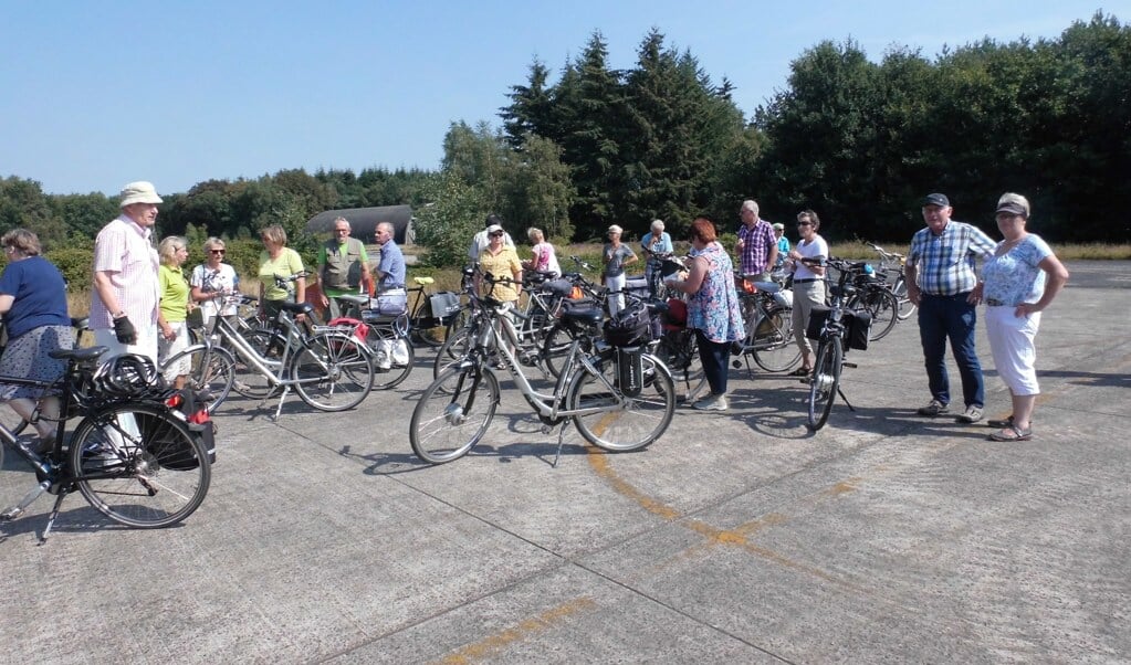 Pauzemoment voor de fietsers op vliegbasis Soesterberg.