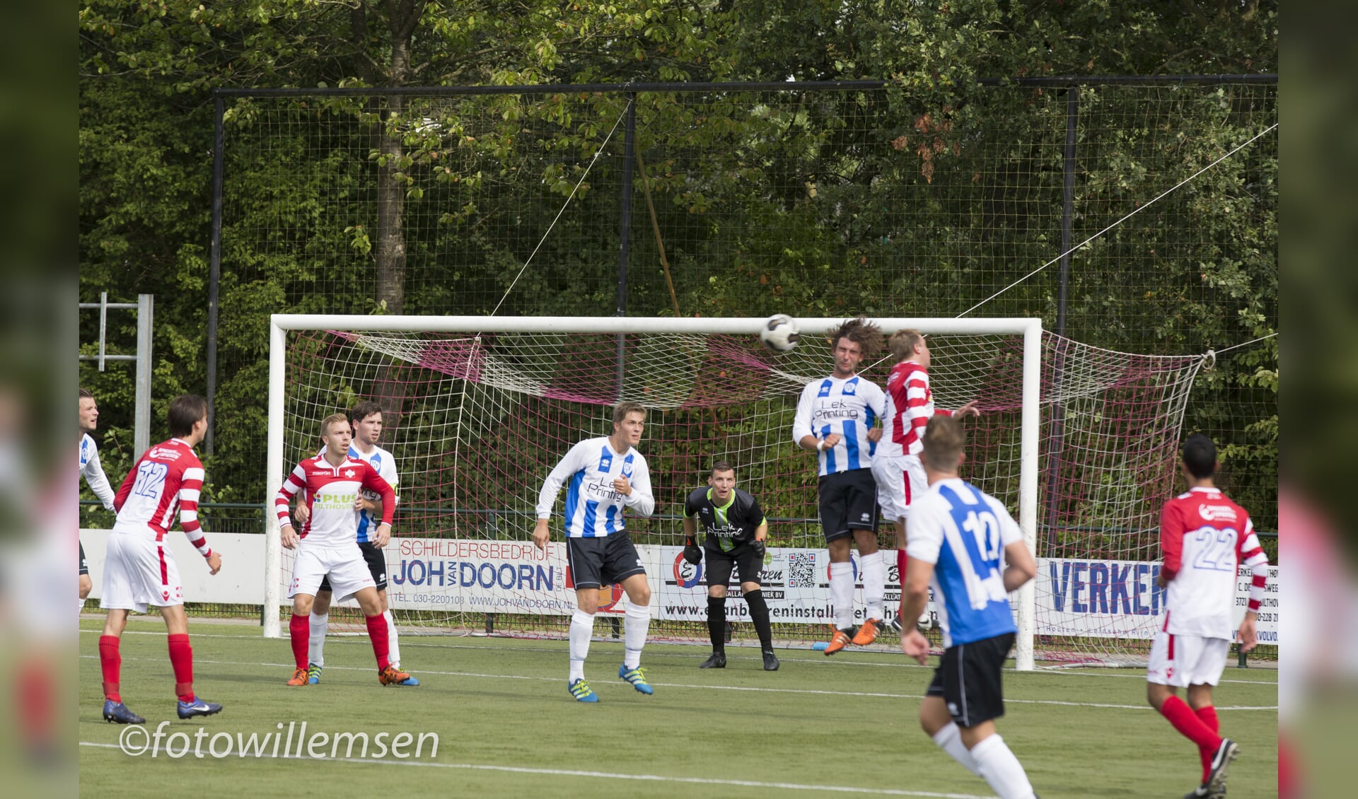 Ook deze poging van FC De Bilt strandde. (foto Henk Willemsen)