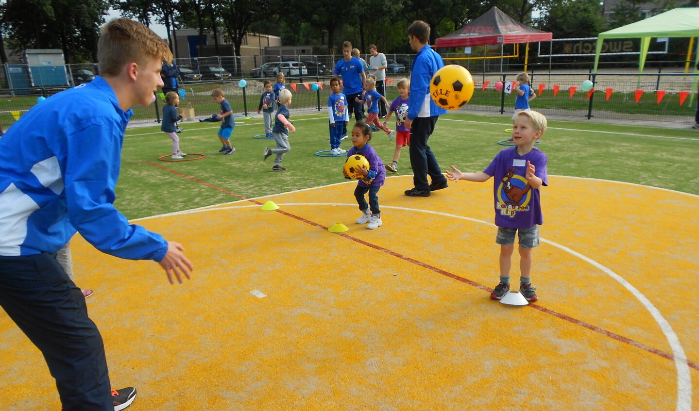 Een bal vangen is lang niet altijd gemakkelijk voor de kinderen. De sportstudenten van het ROC leerden de kinderen hoe het vangen van een bal makkelijker wordt.