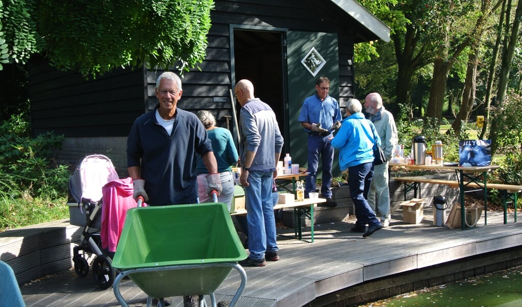 Zaterdag was het weer opschoondag in het van Boetzelaerpark in De Bilt. Na een koffiepauze in de najaarszon gingen de vrijwilligers aan de slag om het mooie park een onderhoudsbeurt te geven. 