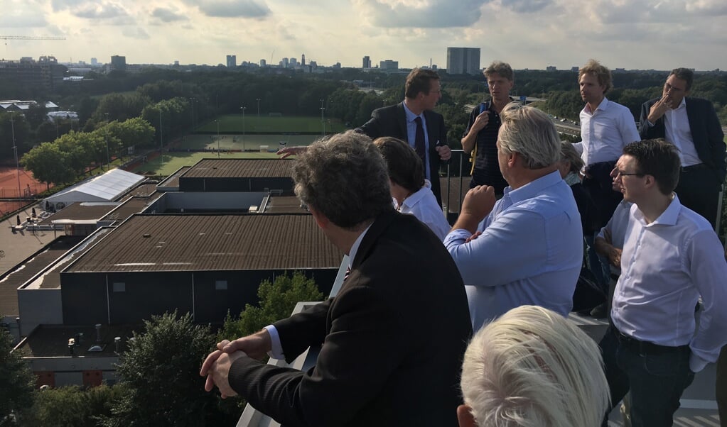 Een korte rondwandeling startte langs de gebouwen van Universiteit Utrecht, UMC Utrecht en Nutricia Research. En toen ging het de hoogte in, het dak van het P&R gebouw naast de A28 biedt een mooi overzicht.