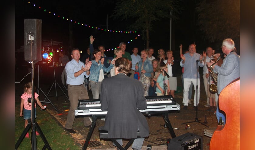 TSwings op het straatfeest van de Zweerslaan. De drummer van de band was deze keer Hans Go, een Zweerslaan-bewoner. Hij viel in voor de drummer die verhinderd was. (foto Jan Schets)