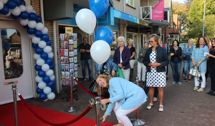 Door het oplaten van een aantal ballonnen, werd de Wereldwinkel heropend. Om goed te kunnen knippen maakte de wethouder tevens een diepe buiging voor de jubilaris.