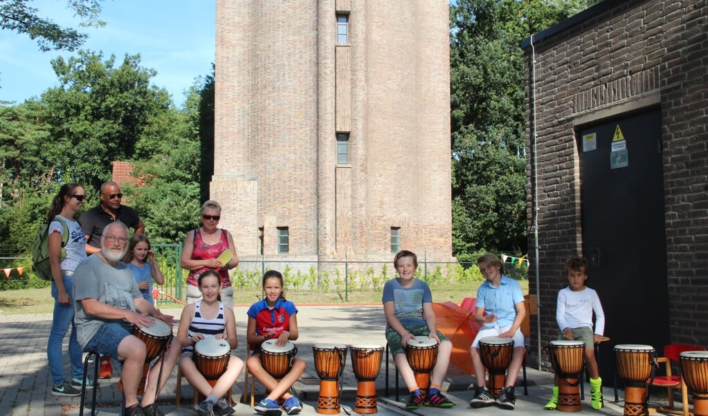 Leerlingen van de Bilthovense Julianaschool verzorgen een muzikale optreden bij de watertoren. [foto Henk van de Bunt]