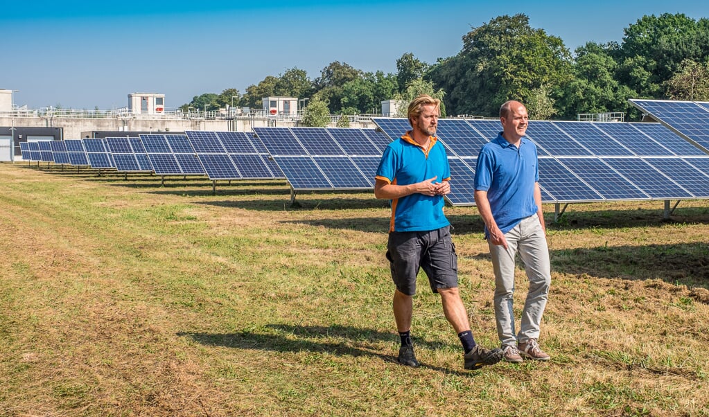 Op weg naar energieneutraal 2030; BENG!-secretaris en initiatiefnemer Christoph Buter (r) en Greenlink directeur Maarten Strengers (uitvoerder) bekijken het nieuwe zonnepark van Rioolwaterzuivering De Bilt (foto: Hans Lebbe, HLP Images).