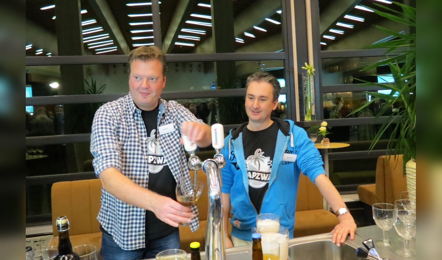 Jeroen van der Zwan en Vincent Stap schenken bier van eigen brouwerij.