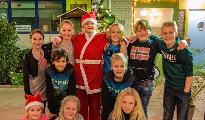 De koeken werden van een mooie kerstwens voorzien en huis aan huis uitgedeeld aan de bewoners van Dijckstate. (foto Henny van der Heijden)