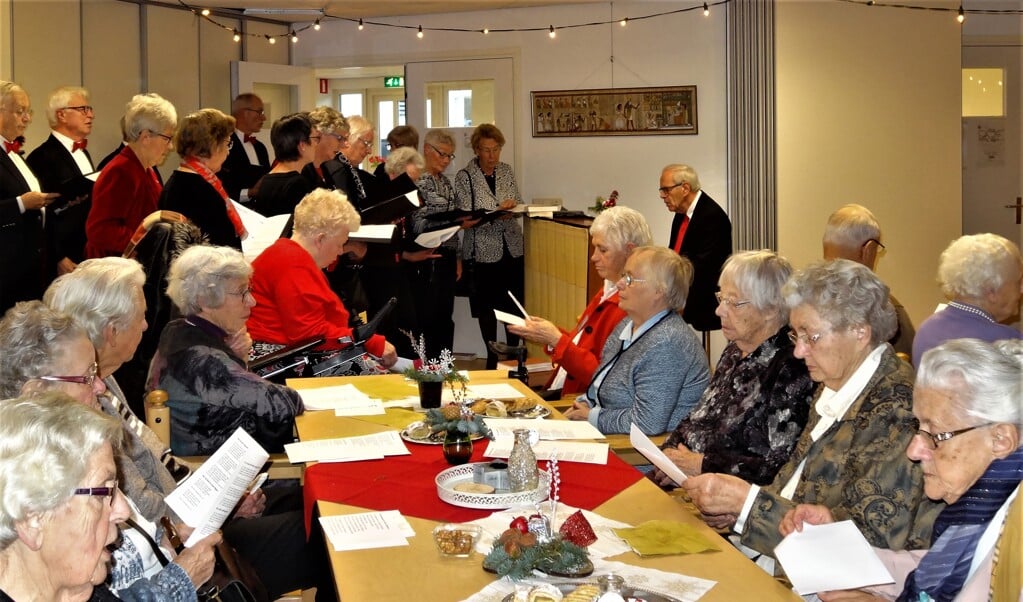 Zonnebloemgasten zingen mee met het Sint Maartenskerkkoor. (foto Ido Huitenga)