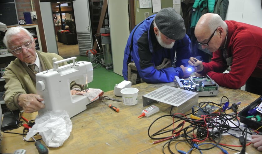 Kapotte spullen krijgen een tweede leven in het Repair Cafe.
